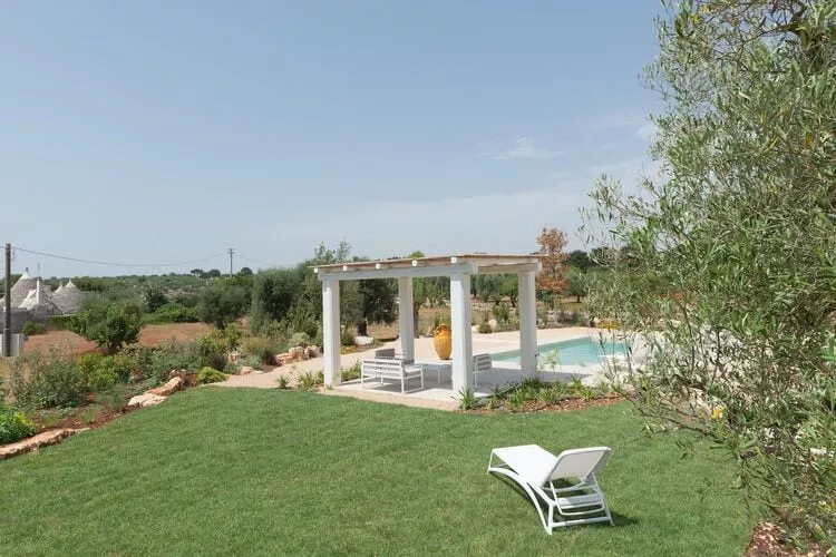 Trulli Petralux in Valle d'Itria-Gardens summer