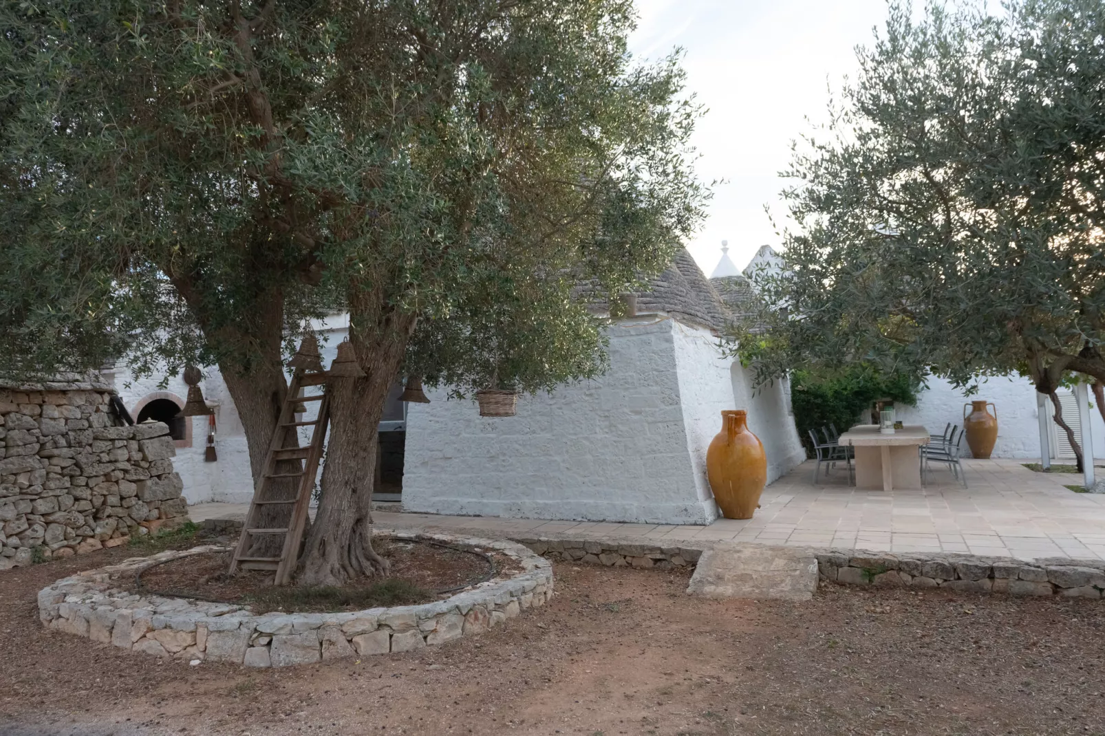 Trulli Fantese 4 Ostuni-Gardens summer