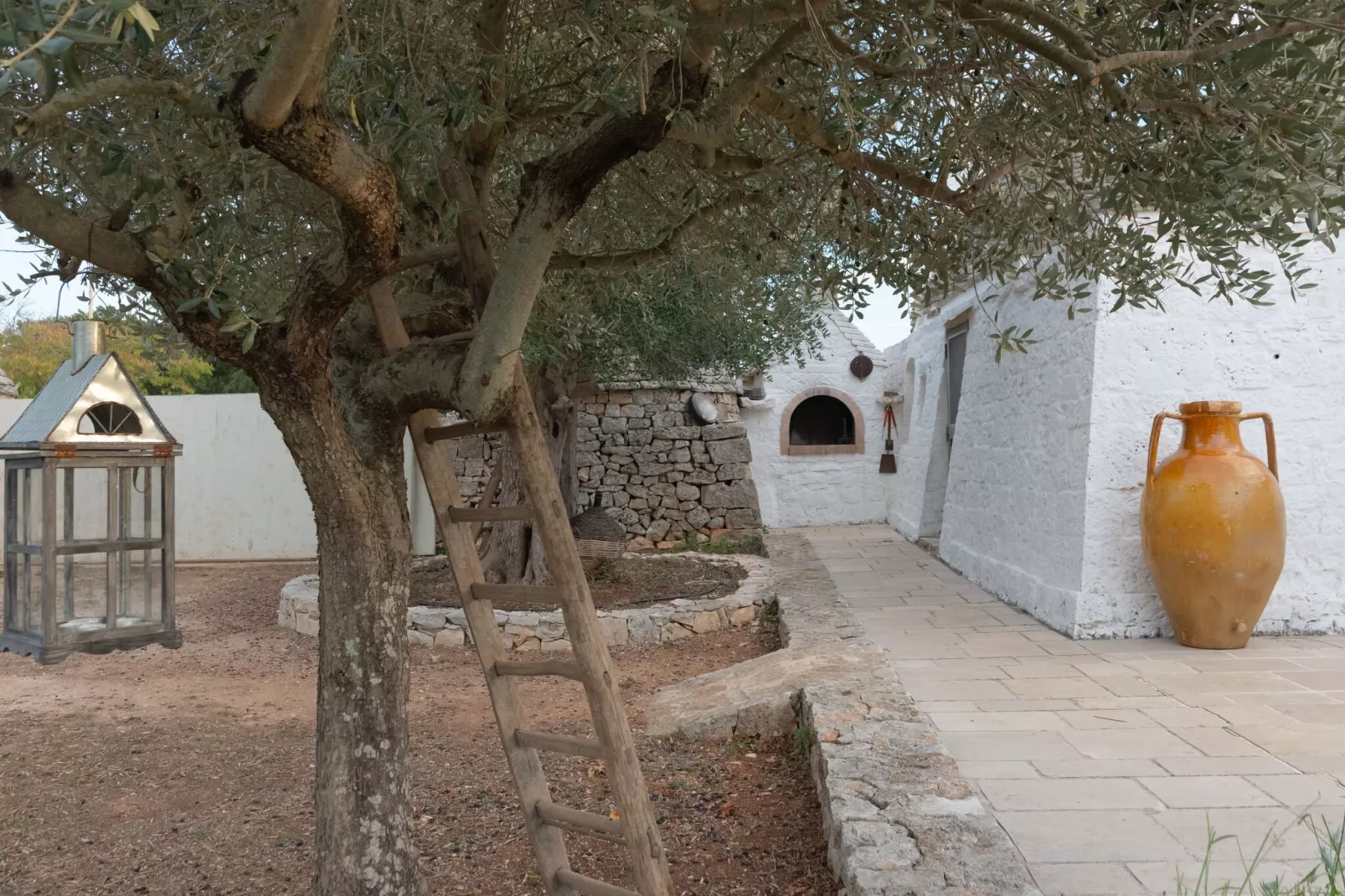 Trulli Fantese 4 Ostuni-Gardens summer