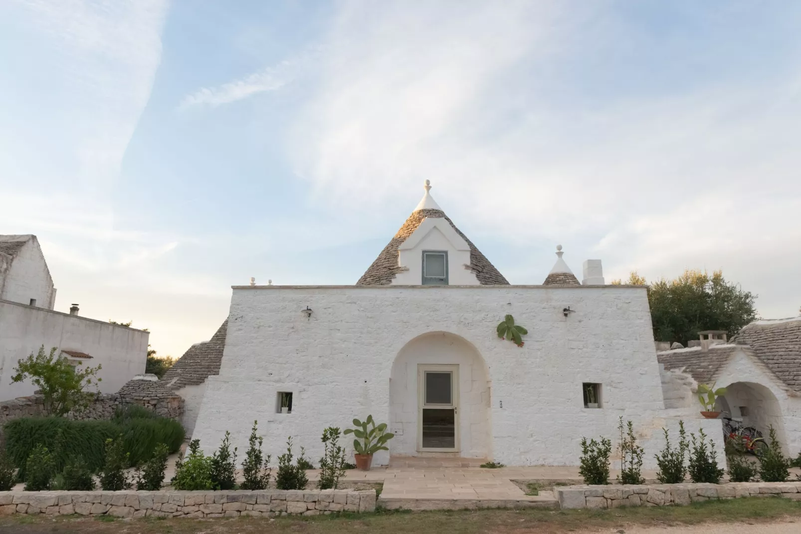 Trulli Fantese 4 Ostuni-Exterior summer