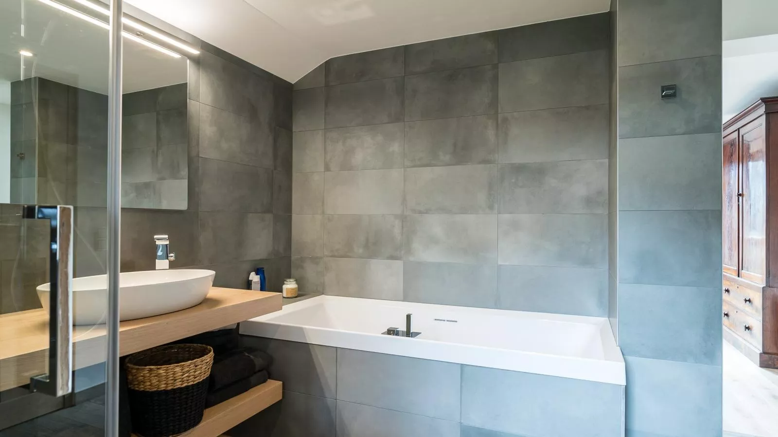 Mozart Lodge-Bathroom
