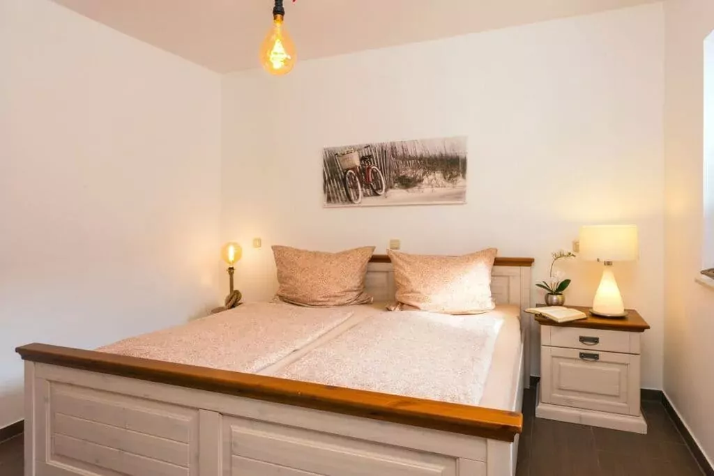 284614-Bedroom