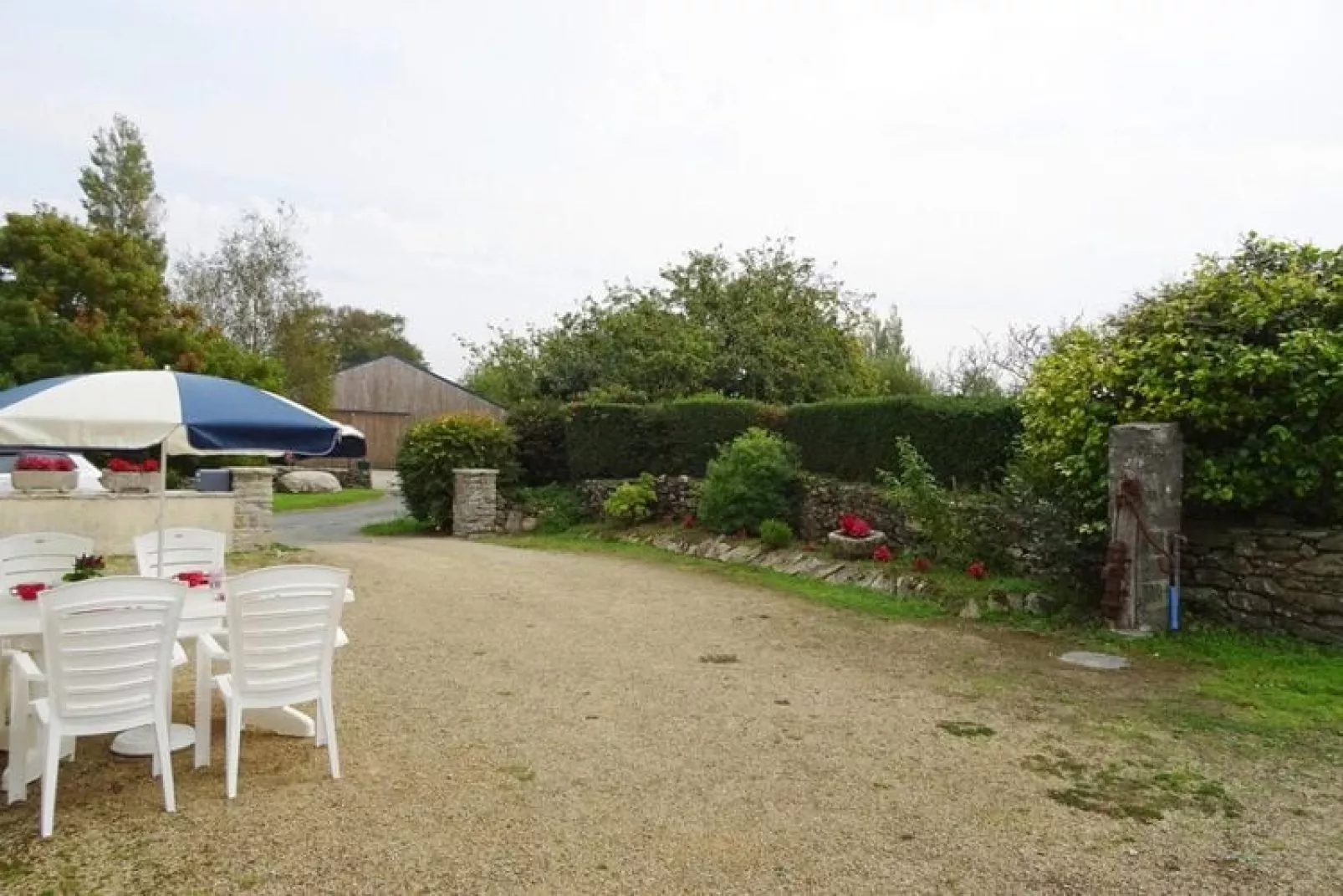 Natursteinhaus Douarnenez-Gardens summer