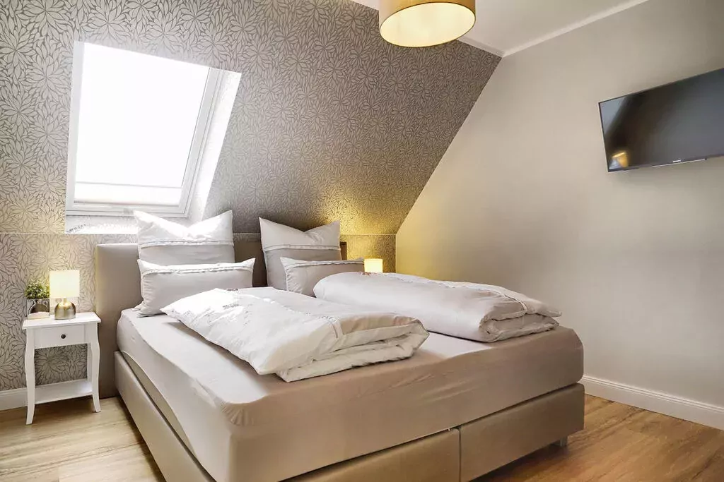 244054-Bedroom