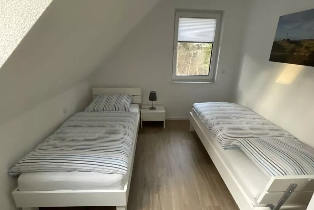 408423-Bedroom