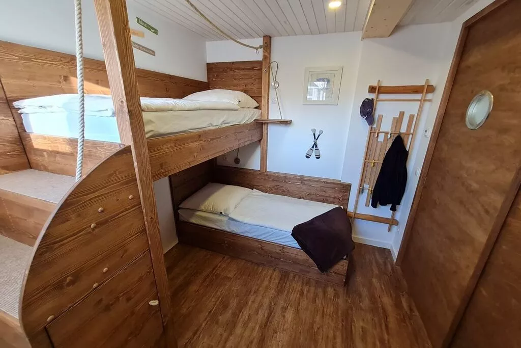 427885-Bedroom