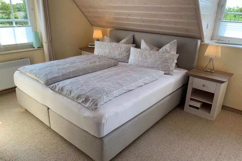 128640-Bedroom