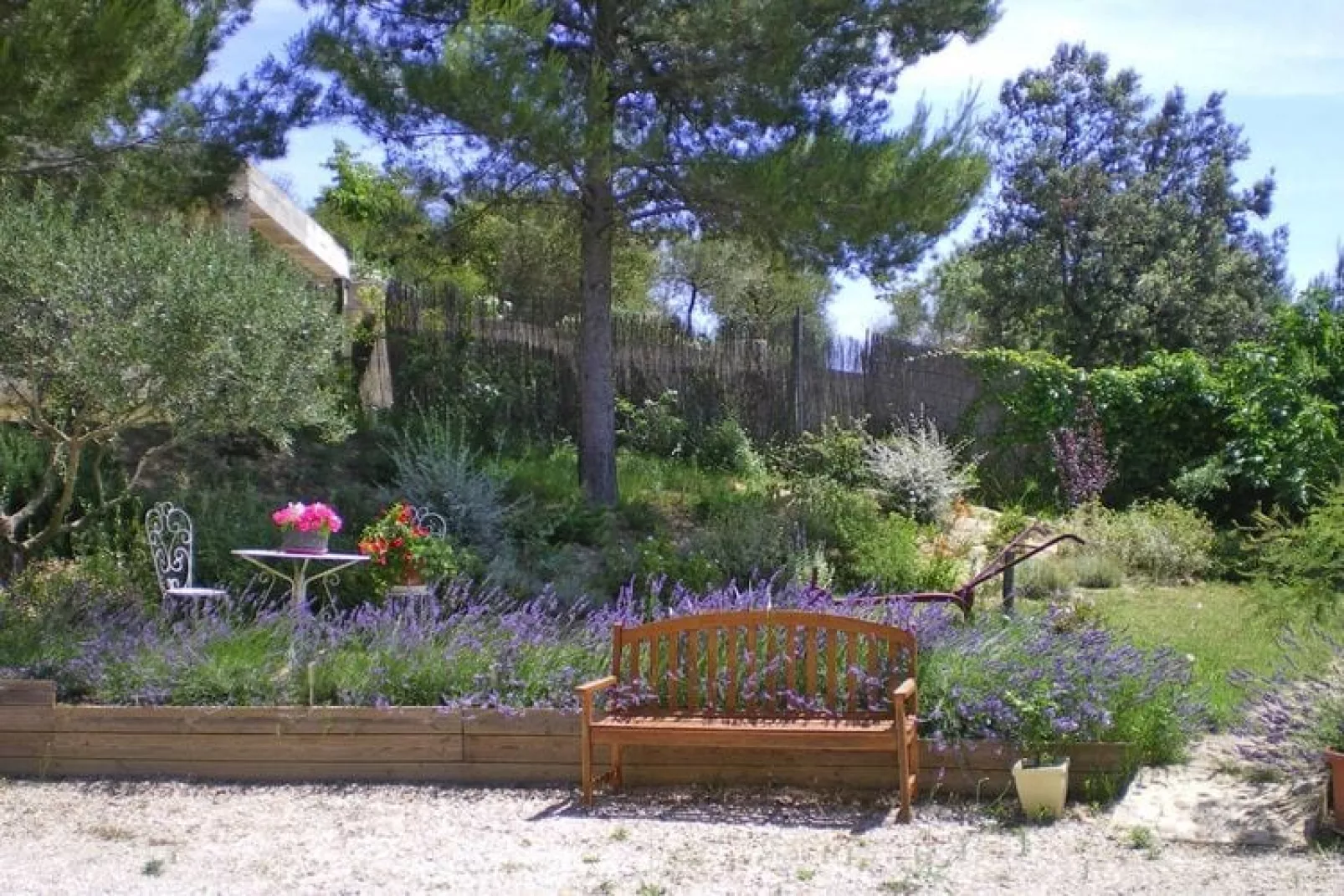 Ferienwohnung in Bellegarde / Les Santolines-Gardens summer