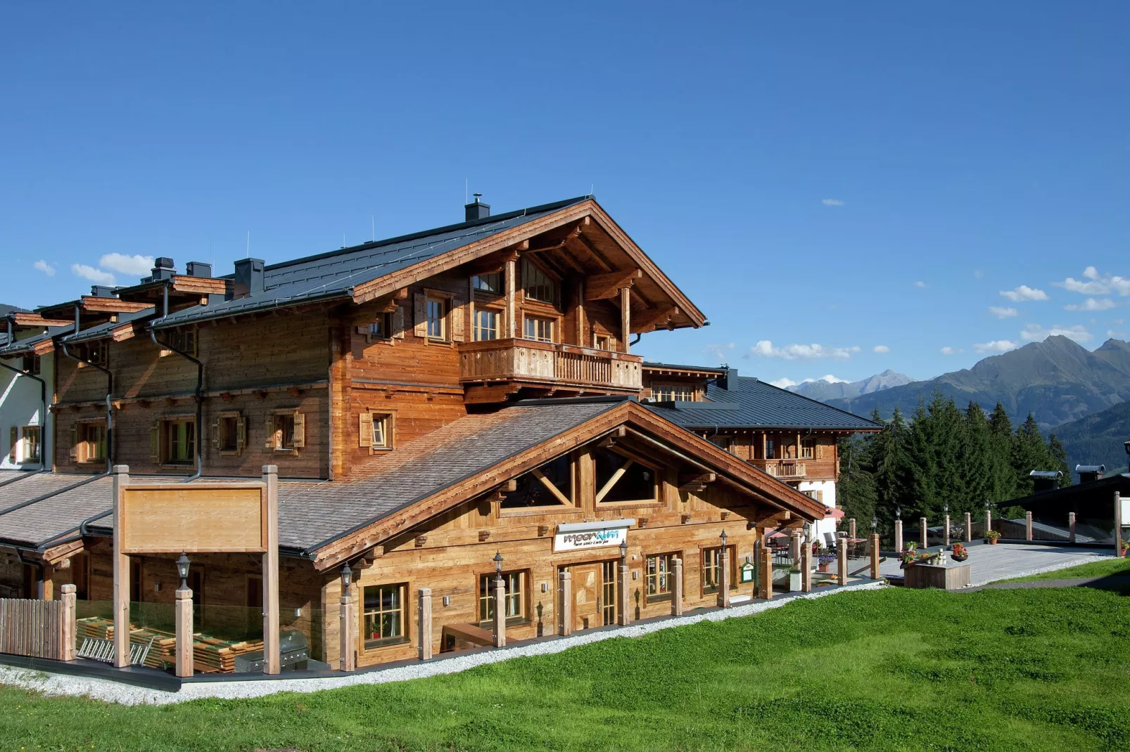 Panorama Chalet 5-Exterior summer