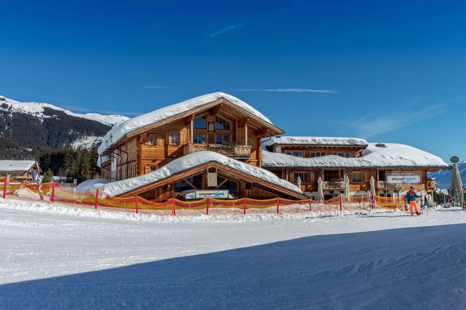 Panorama Chalet 8-Exterior winter