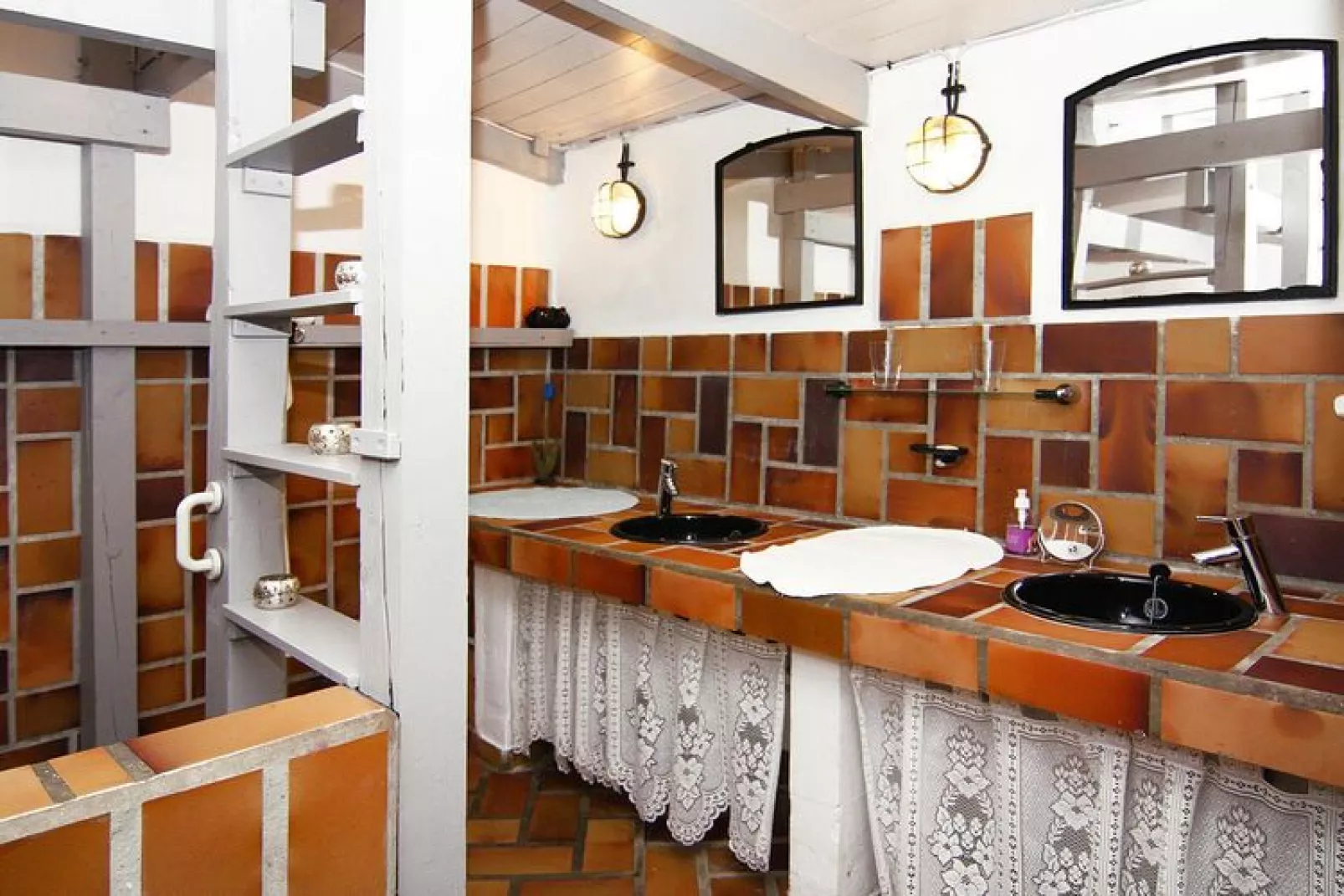 Vanessa-Bathroom