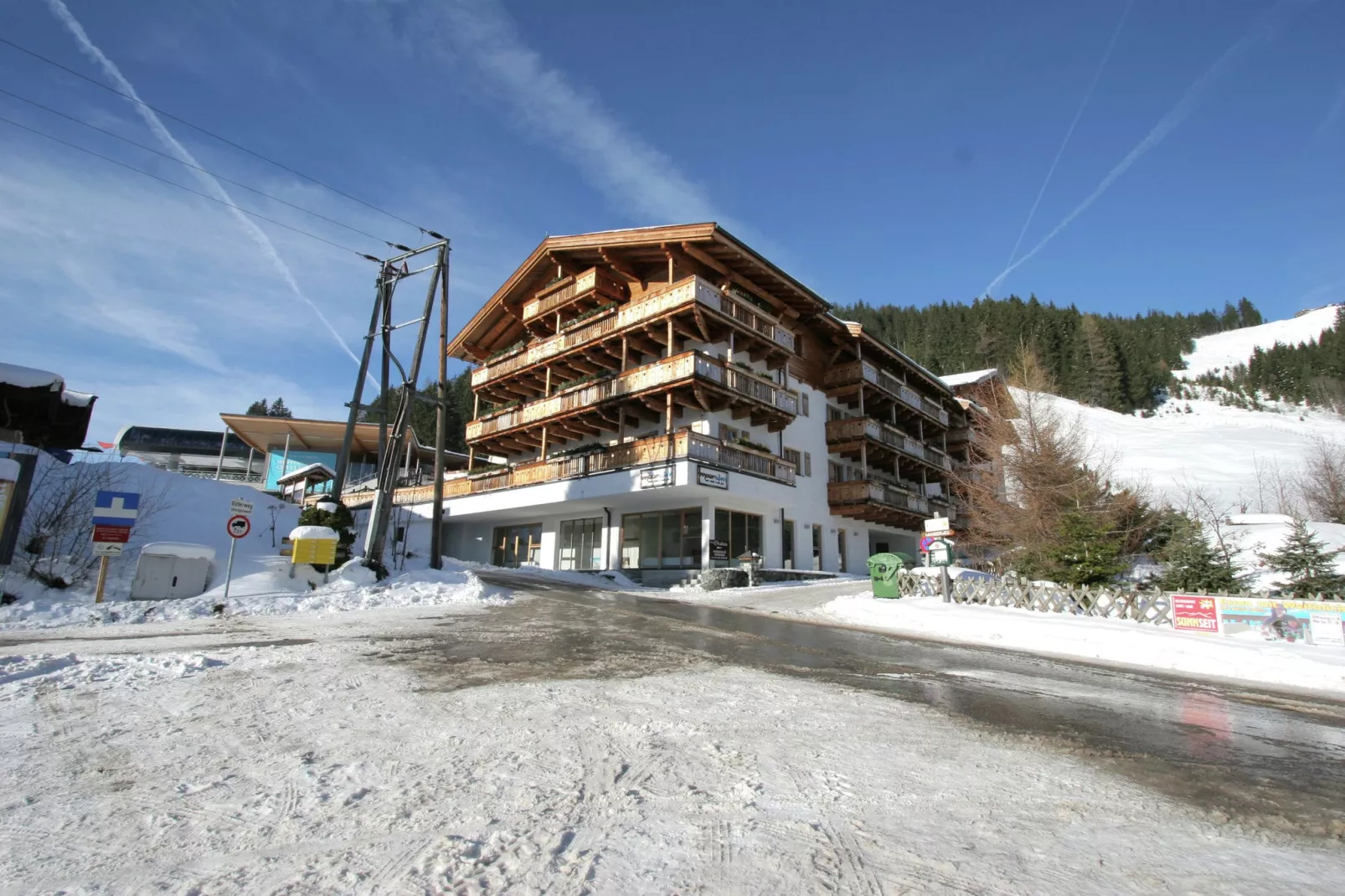 Panorama Chalet 17-Exterior winter