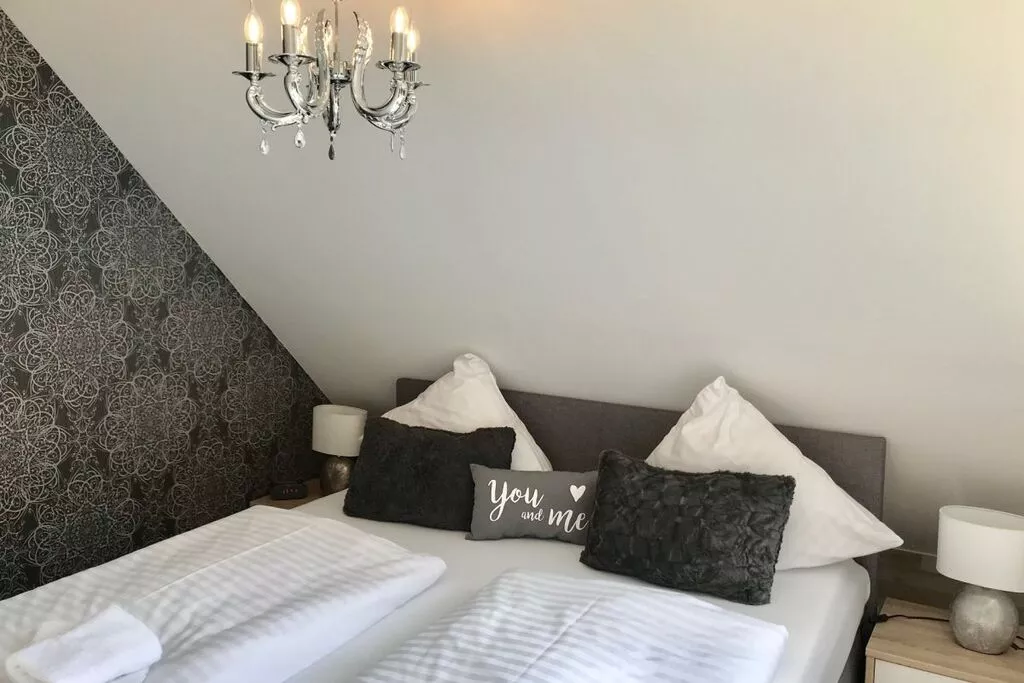 257303-Bedroom