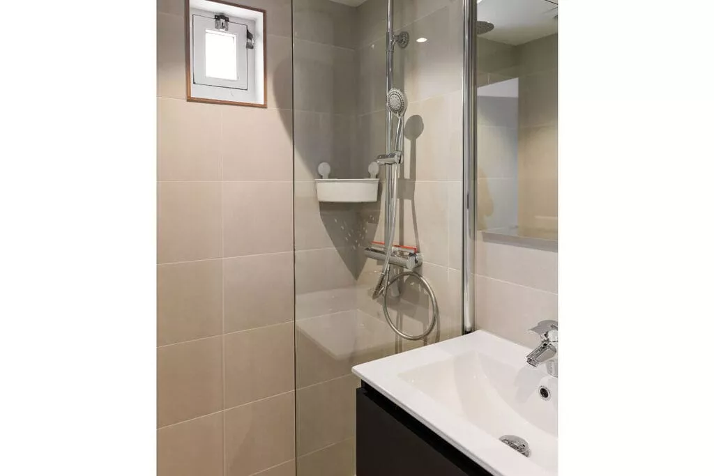 431965-Bathroom