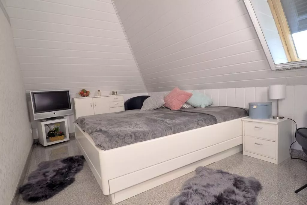 295914-Bedroom