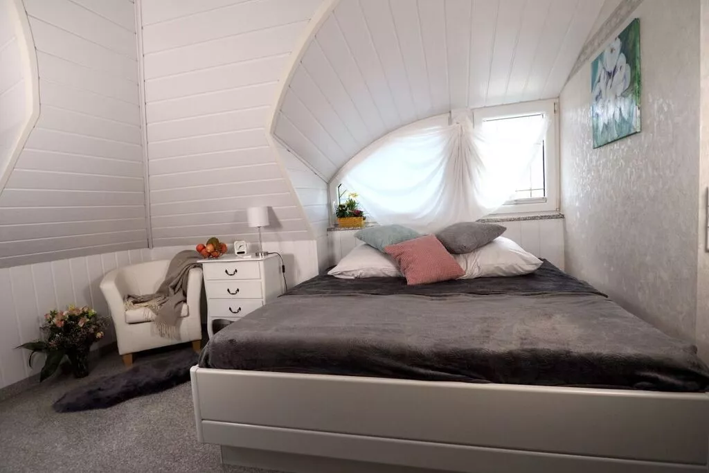 295914-Bedroom