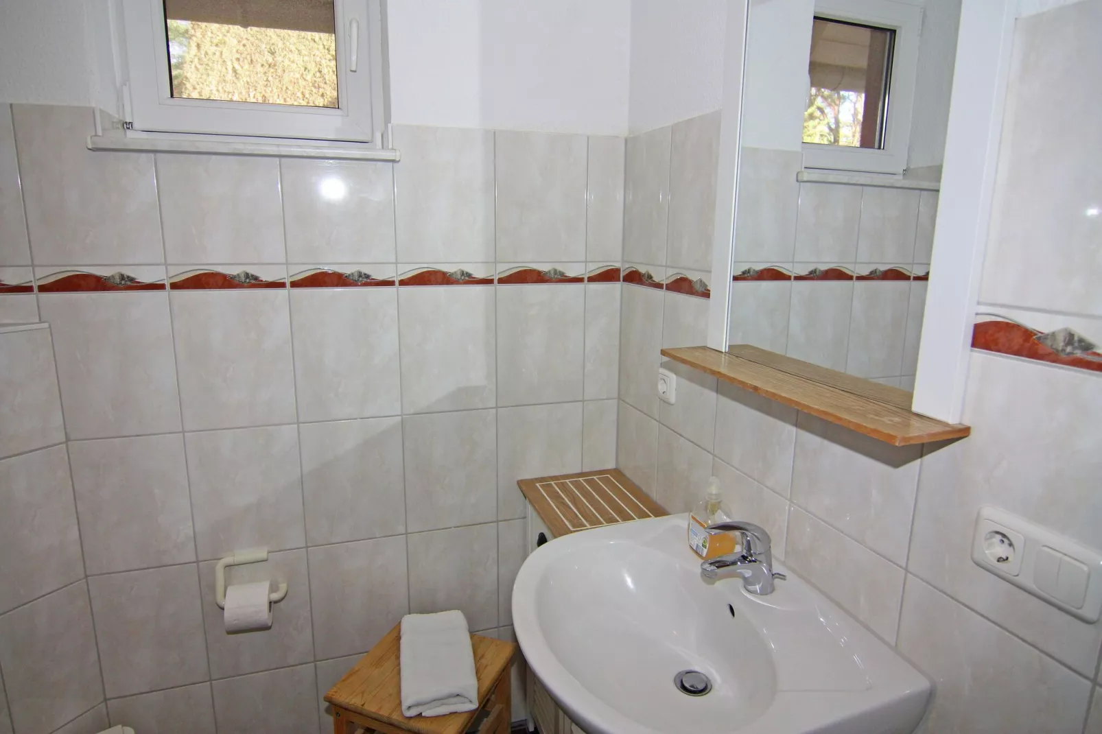 Im EG 50 qm / rechts-Bathroom