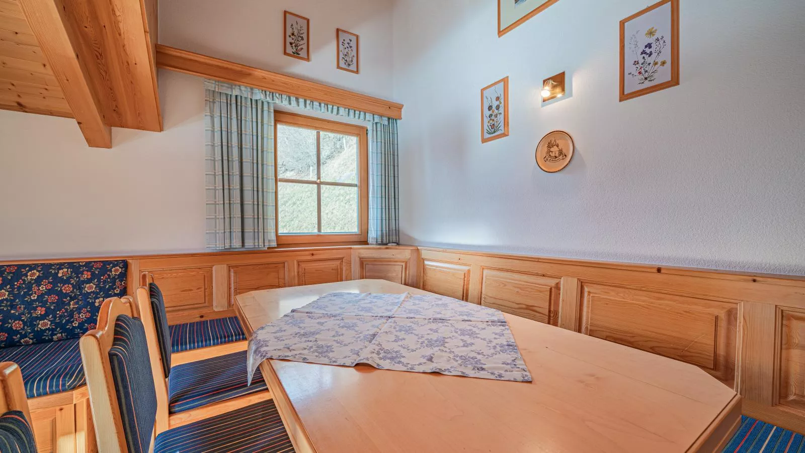 Andre Top 1-Dining room