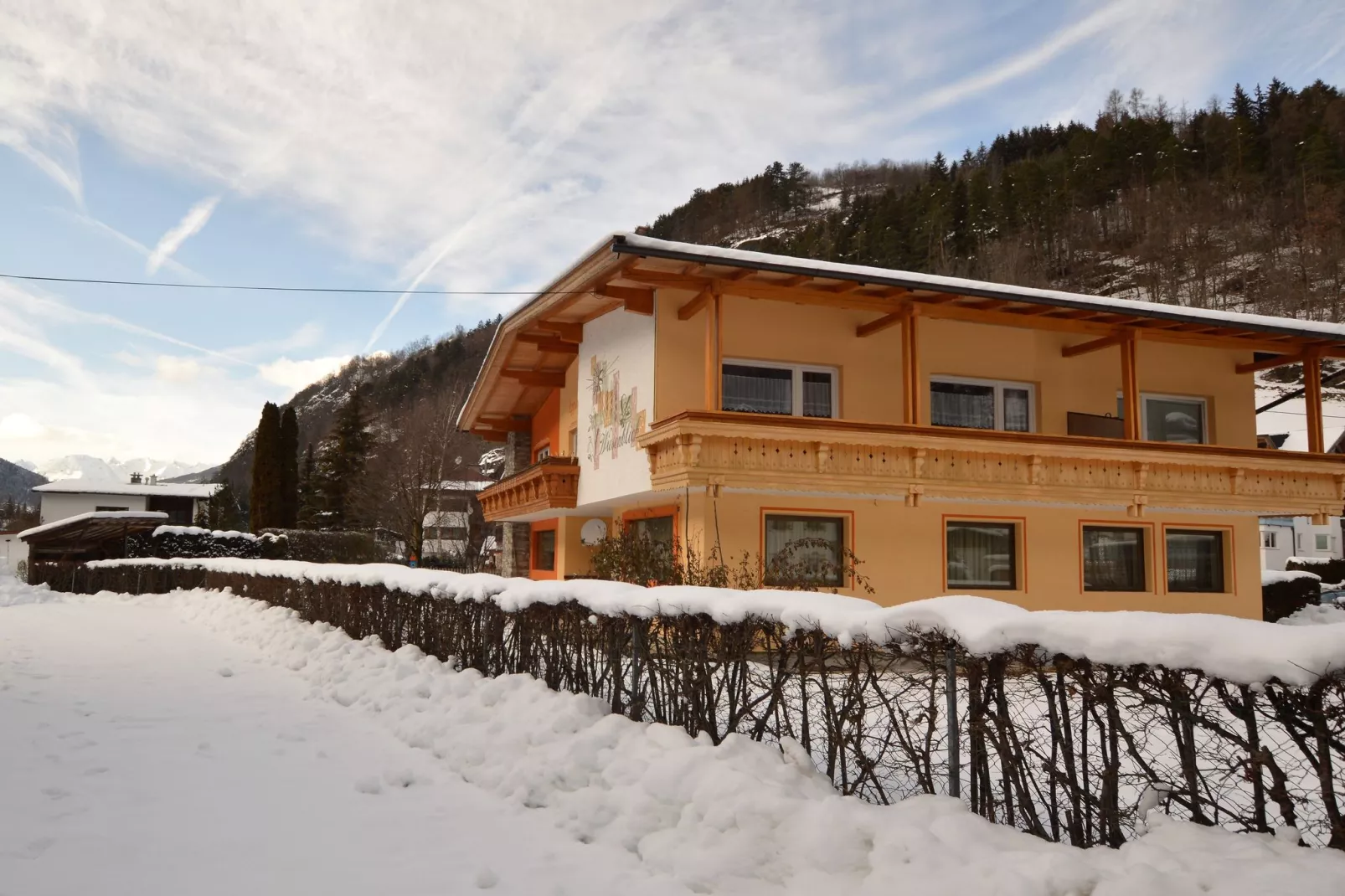 Tomas-Exterior winter