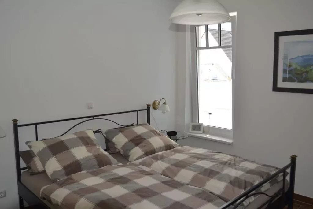 235205-Bedroom