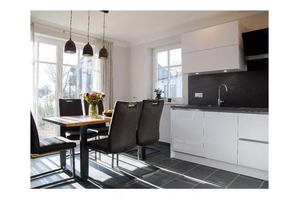 257041-Dining room