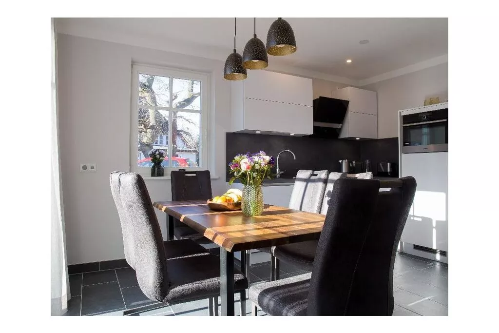 257041-Dining room