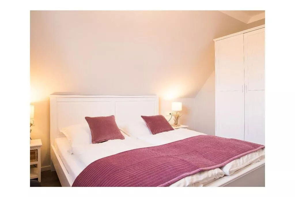 257041-Bedroom