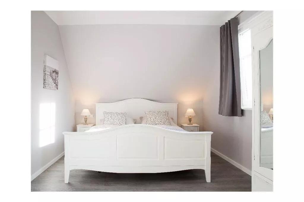 257041-Bedroom