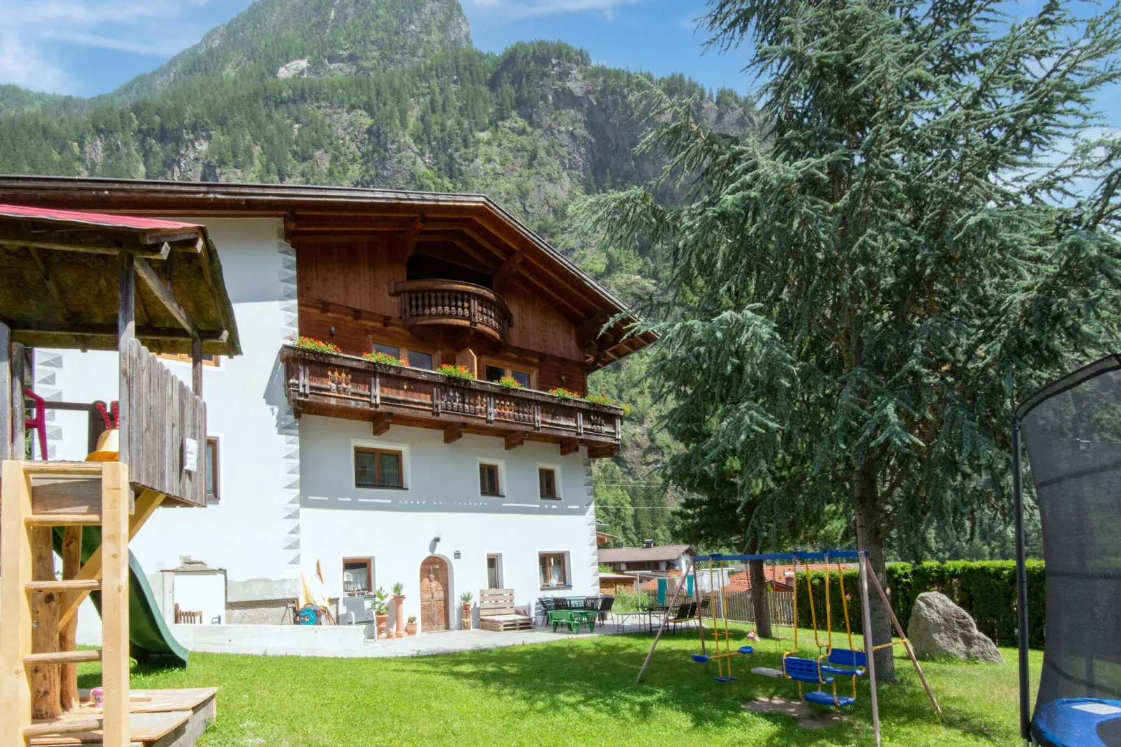 Auer-Exterior summer