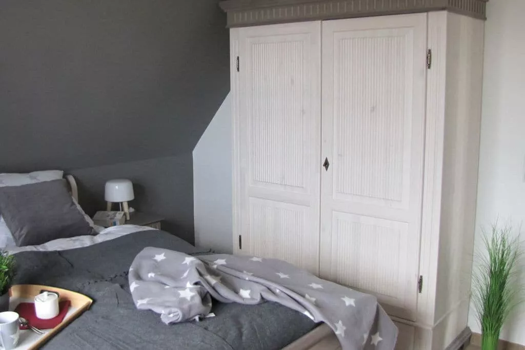 261799-Bedroom