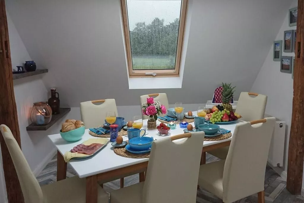 300253-Dining room