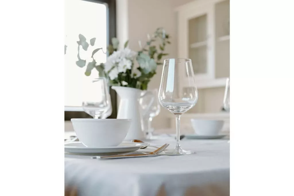 255799-Dining room