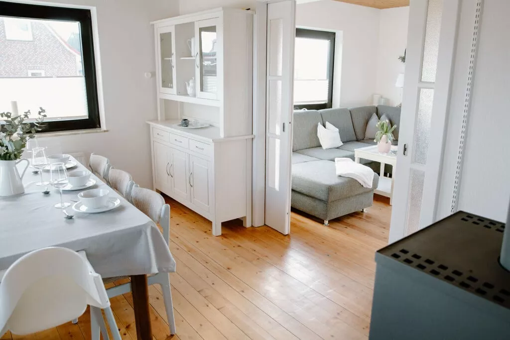 255799-Dining room