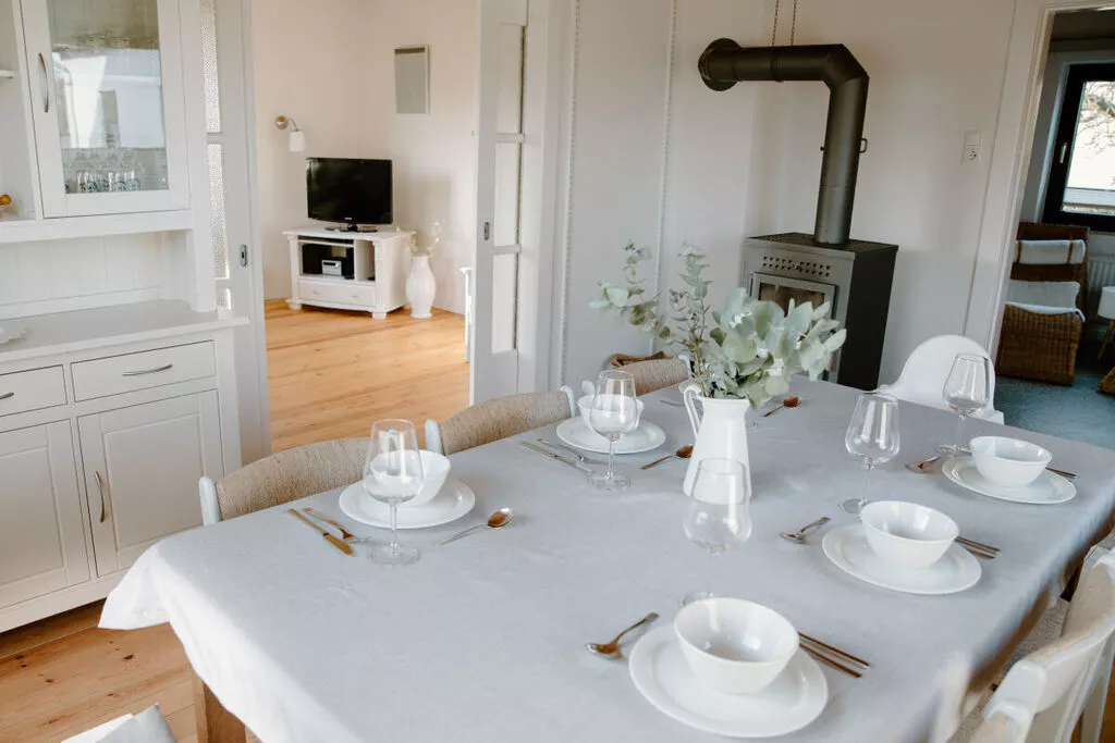 255799-Dining room