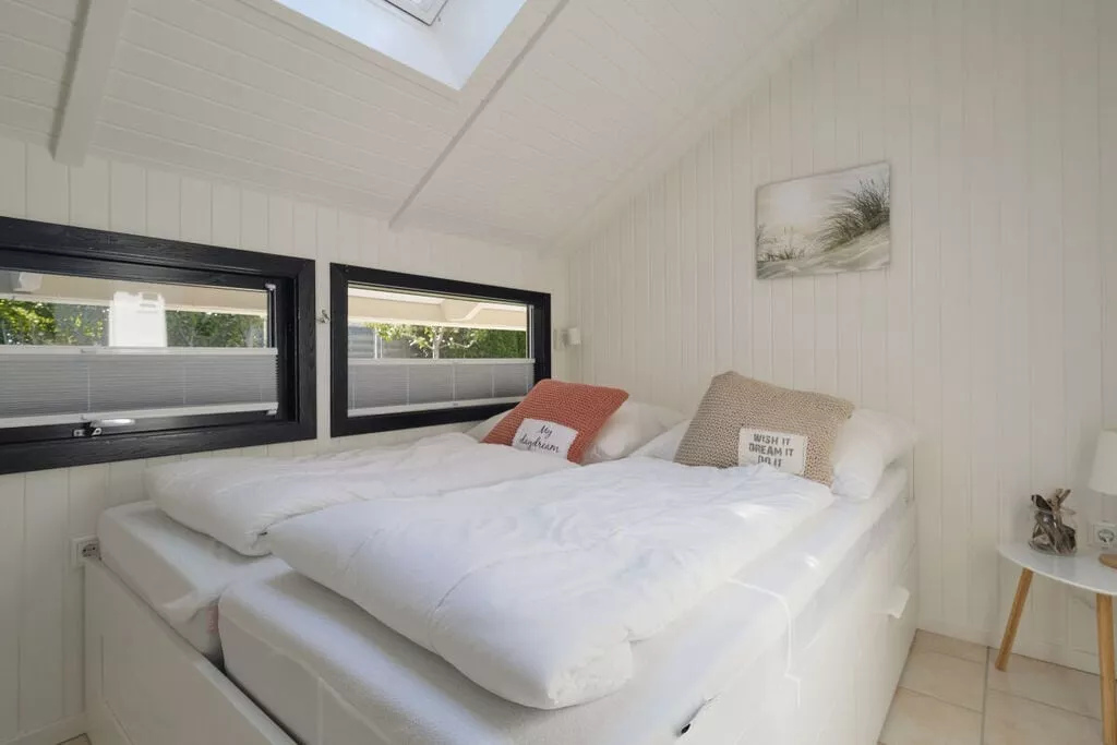 452913-Bedroom