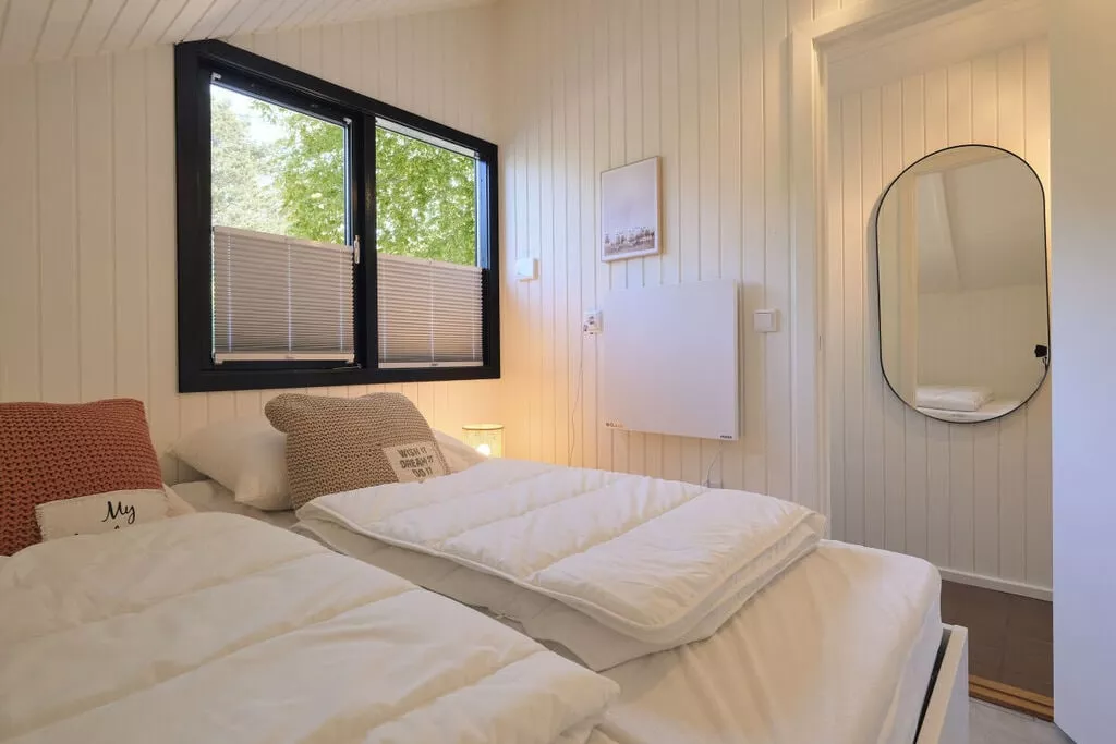 452913-Bedroom
