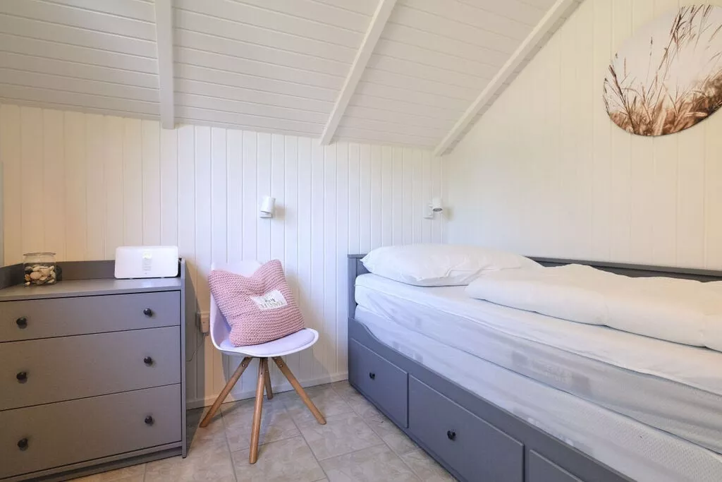 452913-Bedroom