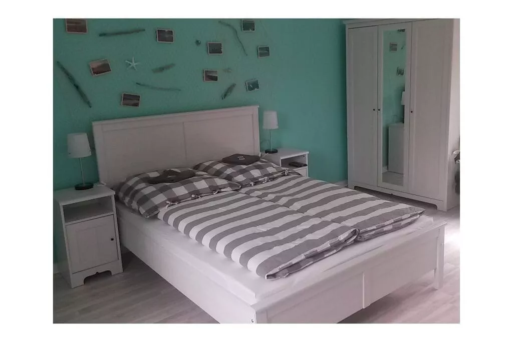 257246-Bedroom