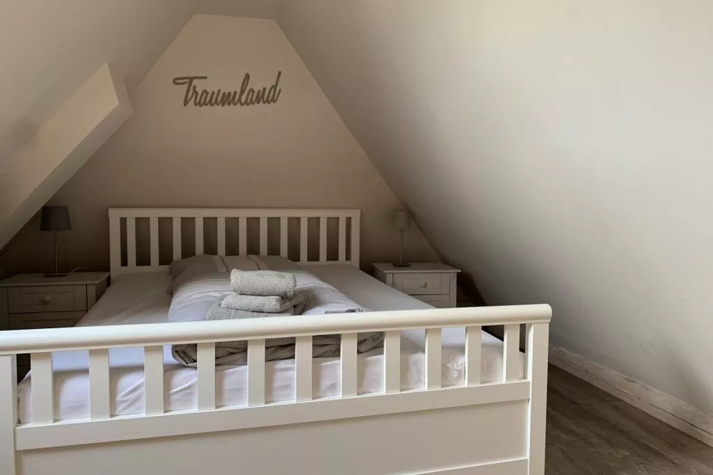 189304-Bedroom
