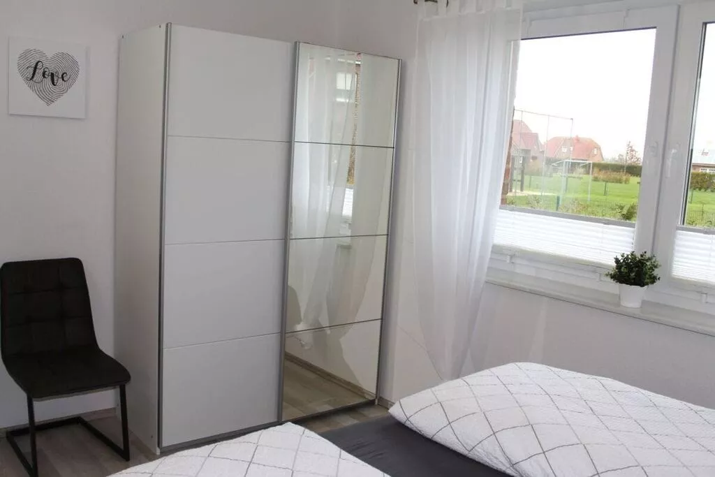 296905-Bedroom