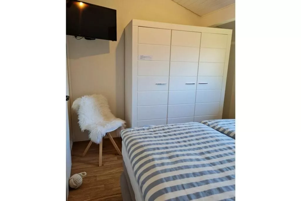 386510-Bedroom