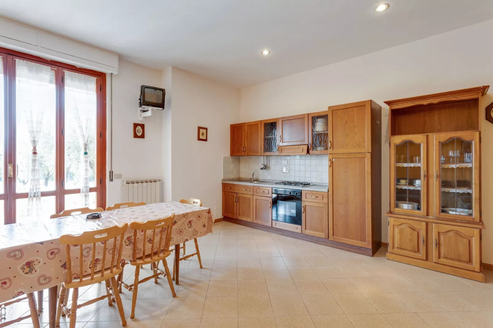 Casa Tommaso - Quadri P T - 8 pax-Dining room