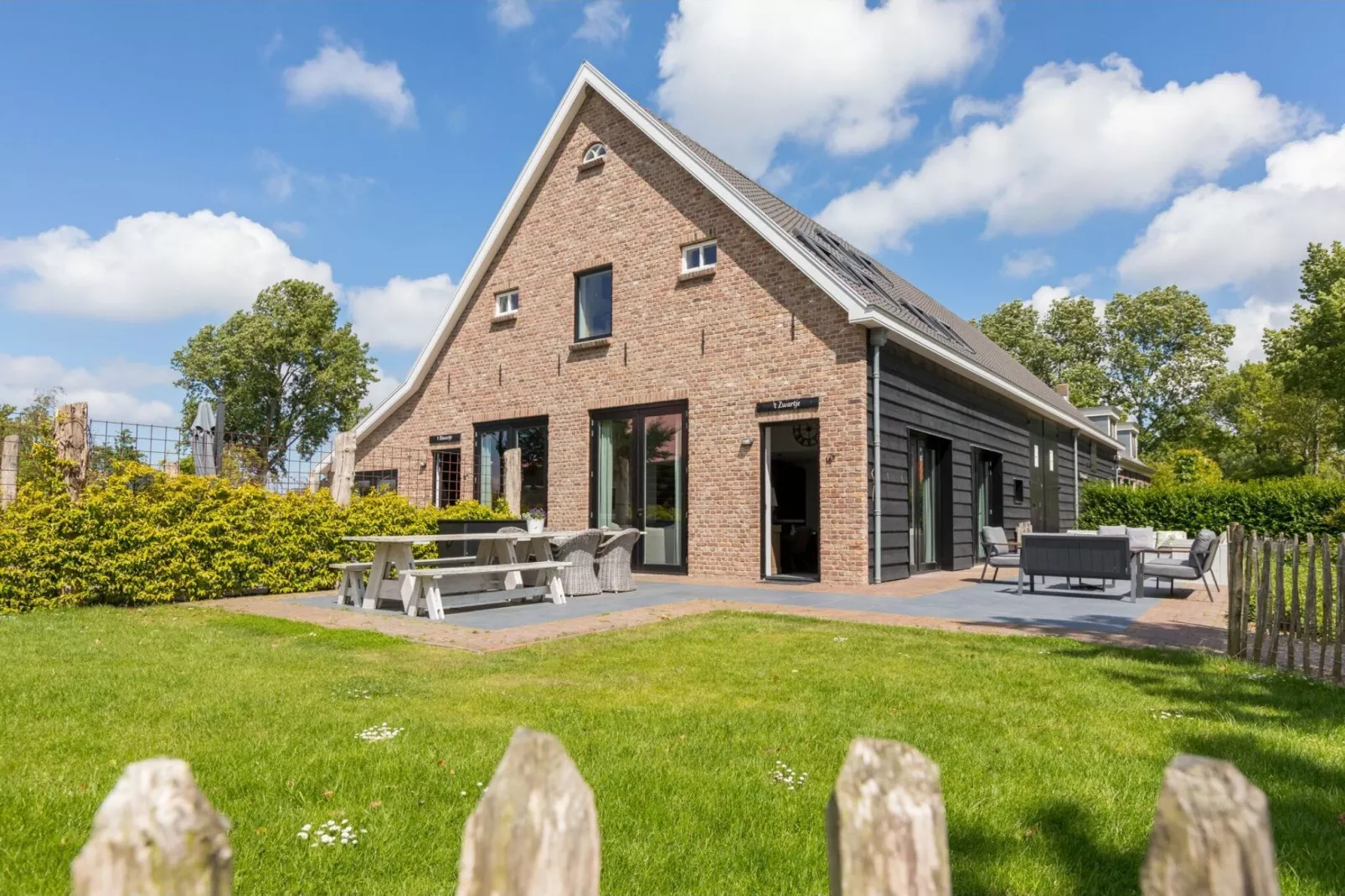 Lepelstraat 18B  Vrouwenpolder "'t Zwartje"-Exterior summer