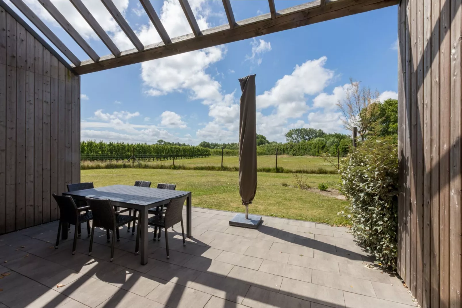 Vroondijk 2- duinappel en zonnebes-Terrace balcony