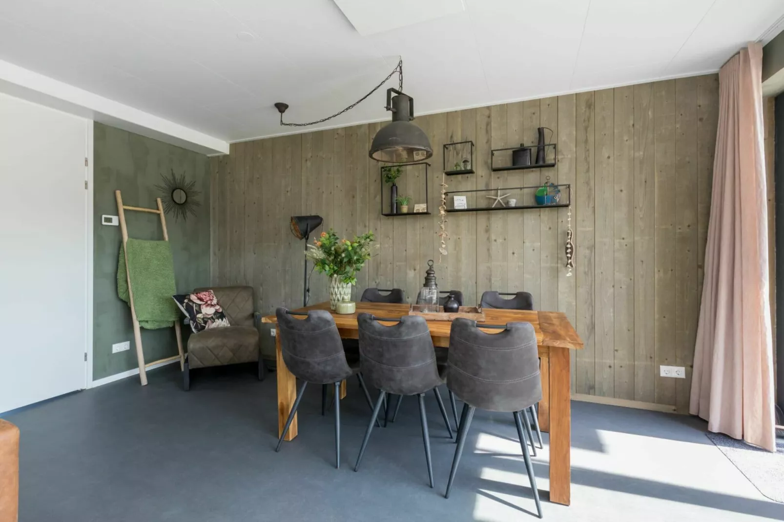 Vroondijk 2- duinappel en zonnebes-Dining room