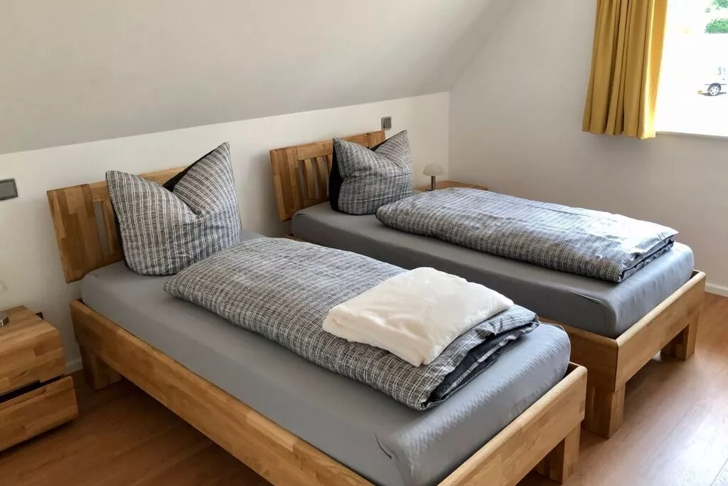 269822-Bedroom