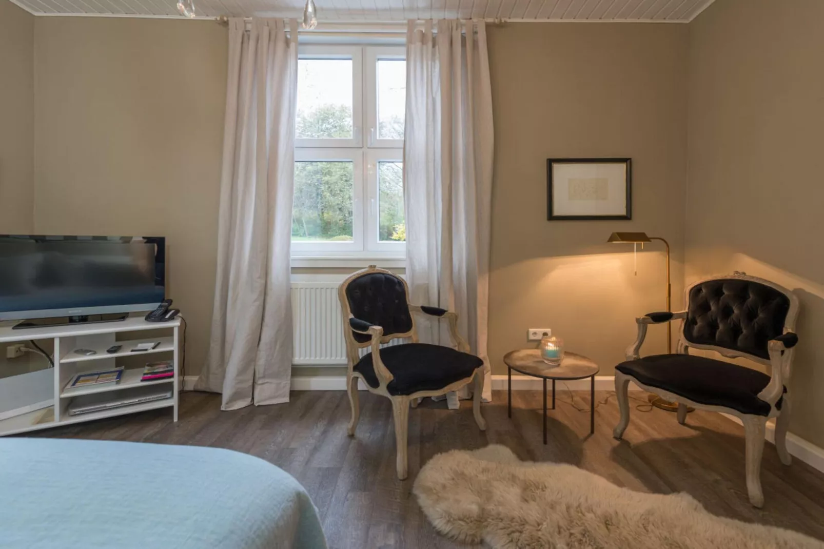 6437-Bedroom