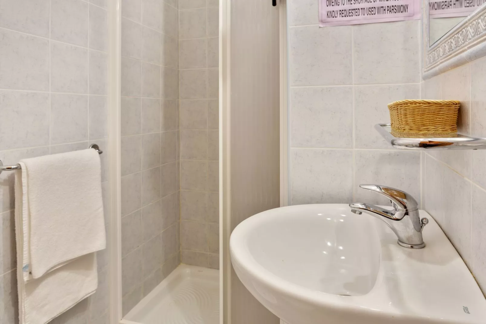 Ginestra-Bathroom