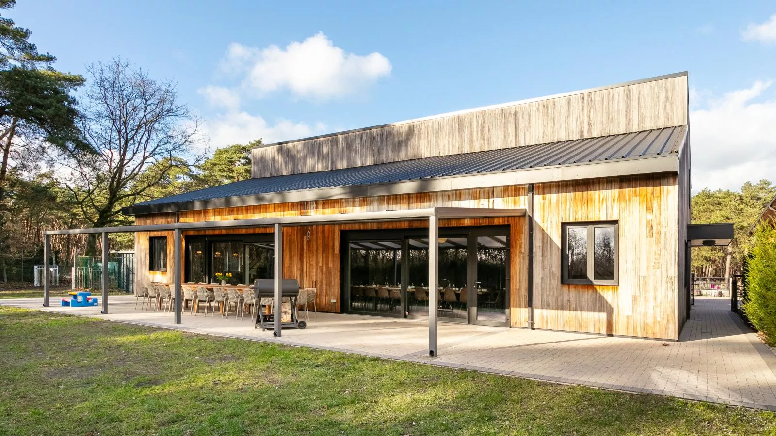 Ons Huis-Exterior summer