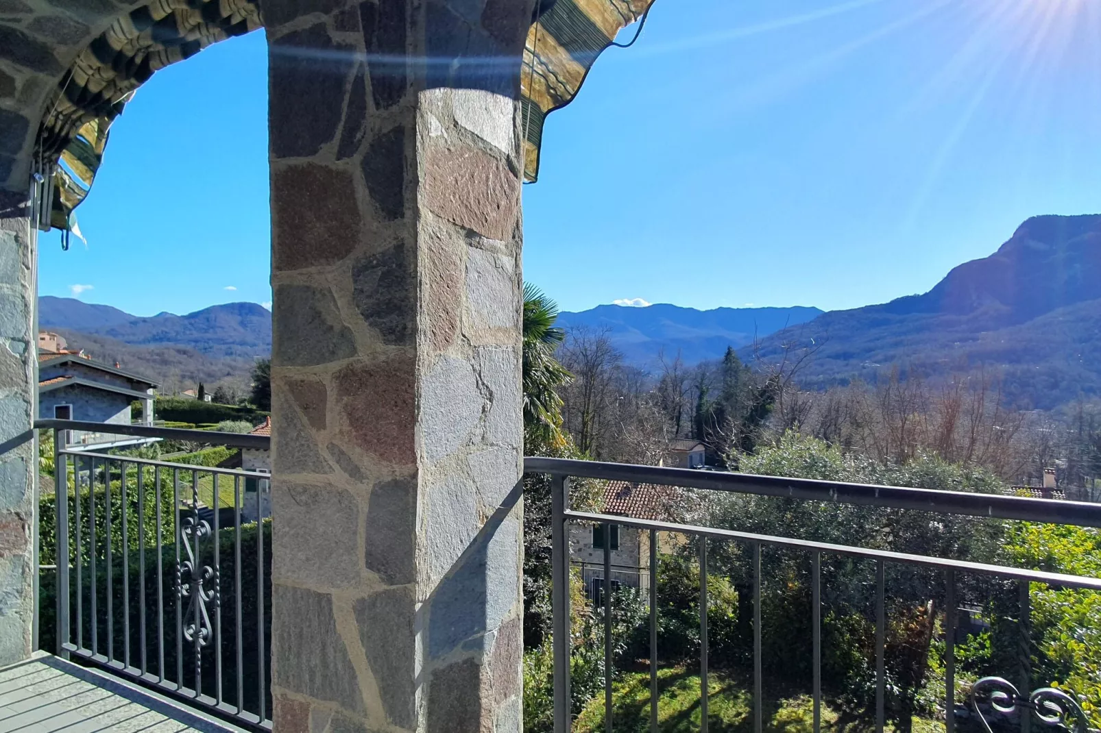 BOS04/1-Terrace balcony